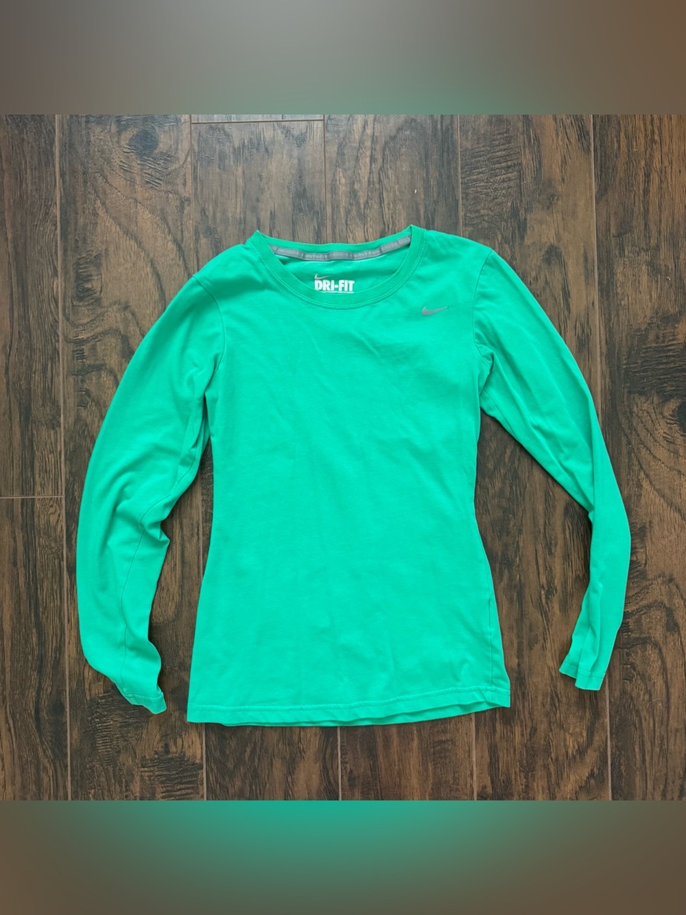 Nike Green XS Slim Fit Dri Fit Performance Long Sleeve Tee
